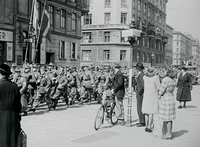 [Tyske tropper passerer forbi på Strandboulevarden (er det hjemsendelsen?)]